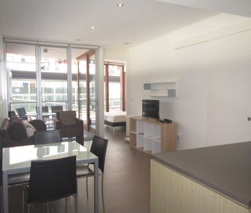 Modern 1 Bedroom Unit with furniture in Prime Hamilton Location - Photo 3