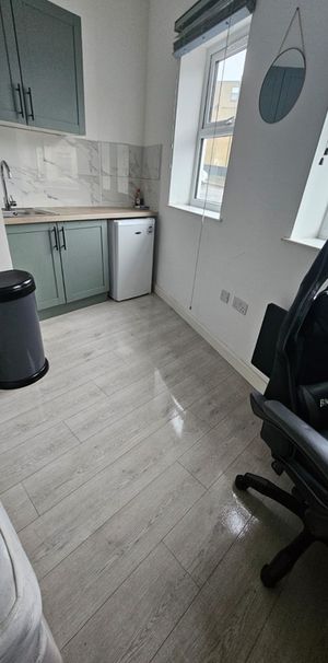 Studio Flat, Haydons Road, SW19 - Photo 1