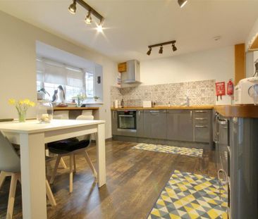 2 bedroom semi-detached house to rent - Photo 5