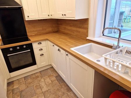 2 bedroom semi-detached house to rent - Photo 3