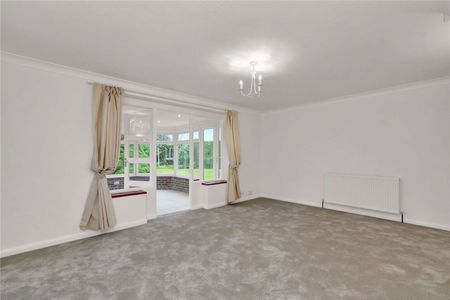 A gated five bedroom detached family home with annexe. - Photo 3