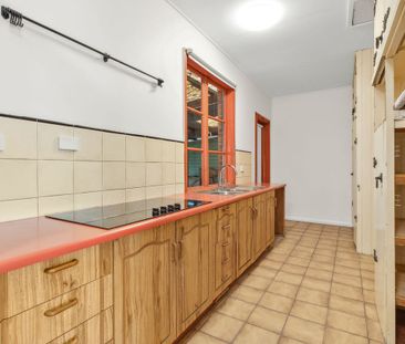 PERFECTLY SITUATED FAMILY HOME - Photo 5