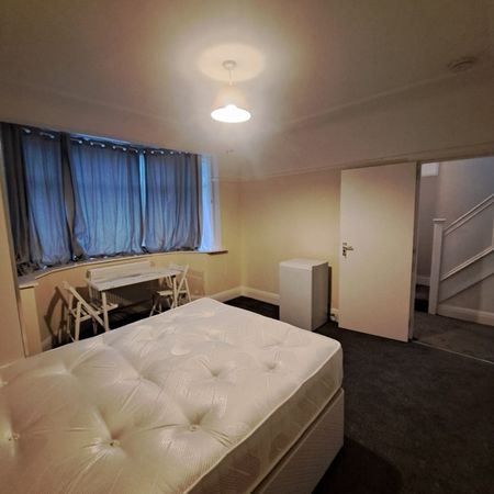 Room in a Shared House, Midstrath Road, NW10 - Photo 3