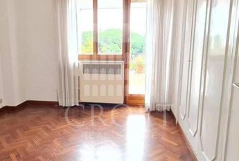 Attic-Cassia: 250mq. Top floor in addition to 250mq. of panoramic terraces. Spacious living, dining, 5 bedrooms, 3 baths, maid’s room, 3 panoramic terraces, parking, silent,. Located at begining of Cassia, near Schools. Ref 160