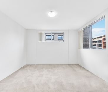 Spacious 2-Bed Apartment in Prime Location Near Parramatta River - Photo 3