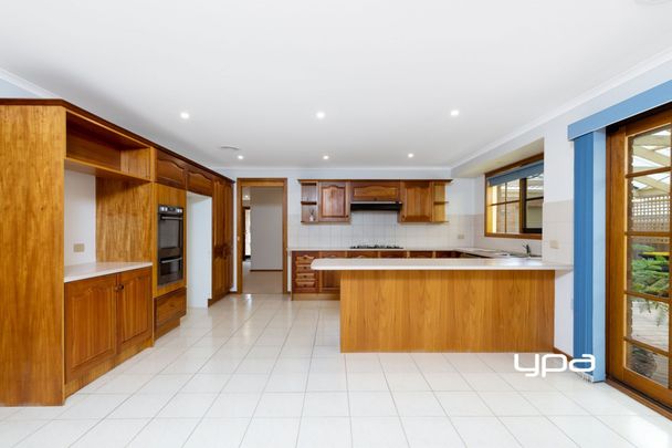 15 Strathearn Dr, Sunbury - Photo 1