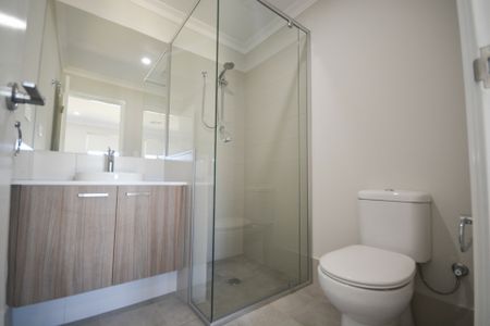 Brand New Three Bedroom Dual Living Property! - Photo 4