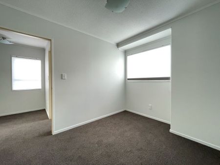 2 Bedroom in sunny Stokes Valley entrance - Photo 3