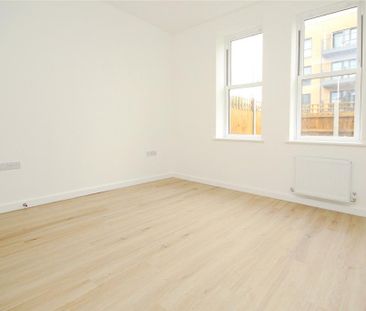 4 bedroom semi-detached house to rent - Photo 6