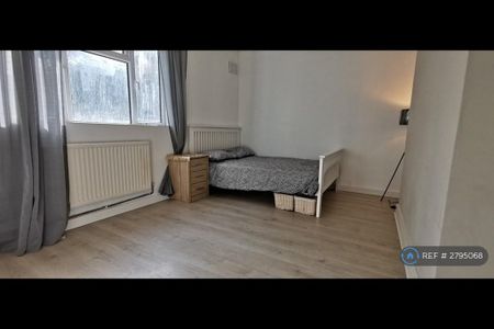 1 bedroom in a flat share to rent - Photo 2