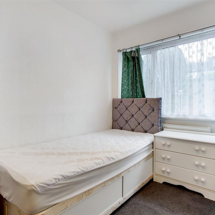 Terraced House To Let - Photo 1