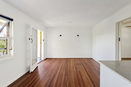 Renovated Top-Level Unit in Prime Surfers Paradise Location - Photo 2