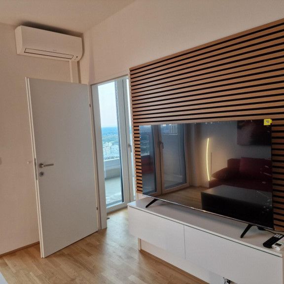 WEITBLICK garantiert: Modern möblierte 2-Zimmer-Wohnung mit Klima im One-Tower mit Pool und vielen Extras im Haus! - Photo 1