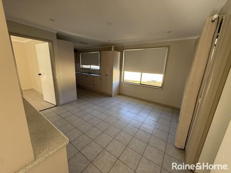 Spacious 3-Bedroom Family Home with Pool in Prime Glenfield Location - Photo 4