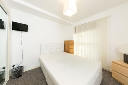 3 bedroom flat to rent - Photo 3