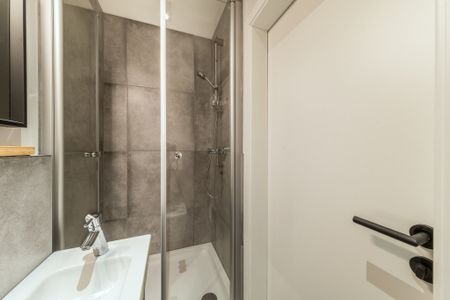 City-Residence: Neu möbliertes Design-Apartment mit exzellenter Ausstattung. - Photo 4