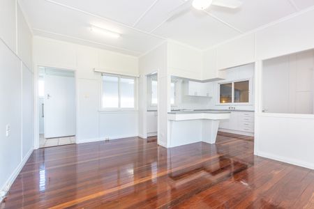 5 Garsden Street, Redcliffe QLD 4020 - House For Rent | Domain - Photo 3