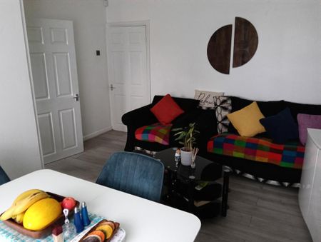 3 bedroom semi-detached house to rent - Photo 2