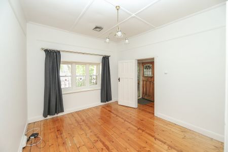 Three bedroom family home - Photo 3