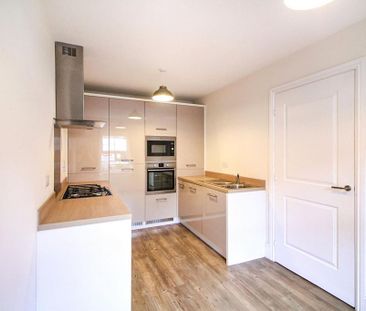 4 bedroom semi-detached house to rent - Photo 6