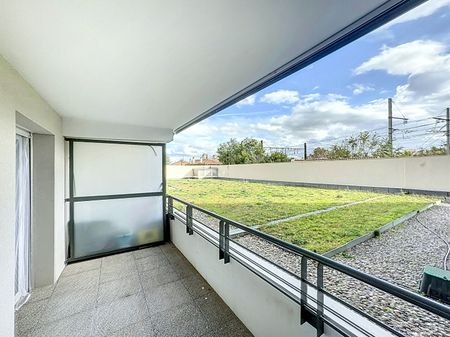 A LOUER AVIGNON FACE REMPARTS (84000) : T3 AVEC 1 PLACE DE PARKING - TERRASSE - ASCENSEUR, - Photo 2