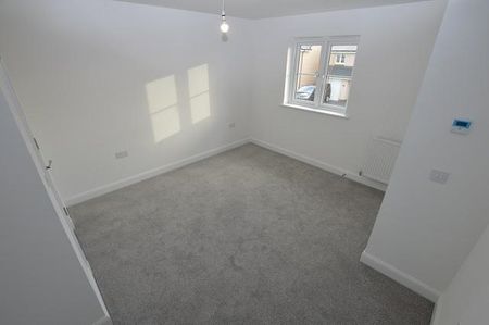 4 bedroom detached house to rent - Photo 4