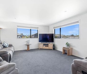 Modern family living - Photo 1