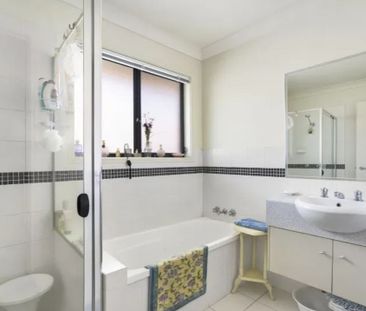 Three bedroom Duplex with Ducted Air conditioning - Photo 6