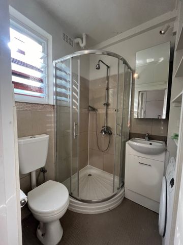 Furnished, Lifestyle Apartment – St Kilda West Awaits! - Photo 5