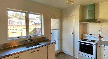 2 BRM, 1 Bathroom Home, In The Heart Of Old Papatoetoe - Photo 5