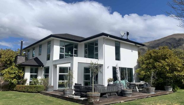 Spacious Leafy Lakeside Location - Photo 1