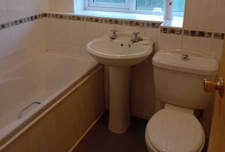 27 Woodhill Avenue, Gainsborough, DN21 1FB - Photo 4