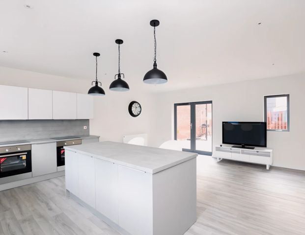 7 Bedroom, 1 Bathroom - Photo 1