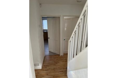 4 bedroom semi-detached house to rent - Photo 3