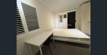 Kensington – Walk to UNSW | Modern 3-Bedroom Top Floor Apartment with Secure Parking ! CONFIRM THE LEASE TERM IN ADVANCE! - Photo 2