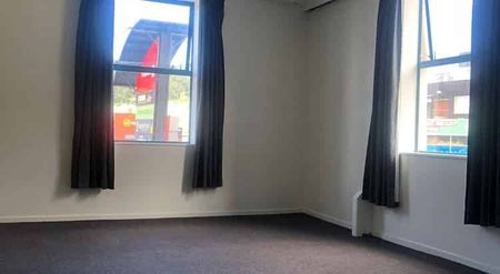 Spacious 5‑Bedroom Flat – Close to City - Photo 4