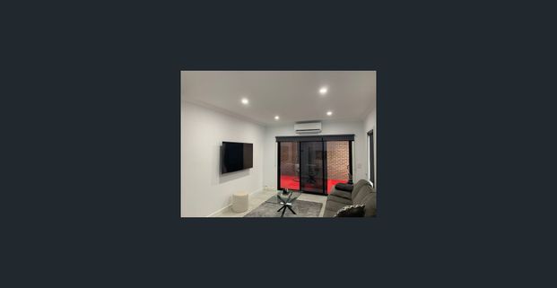 Beautiful Modern 3 Bedroom Townhouse! - Photo 1