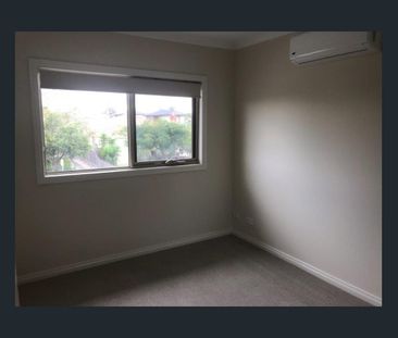 Stylish and Modern Townhouse in Clayton - Photo 2