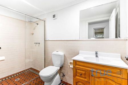 OVERSIZED ONE BEDROOM UNIT IN GREAT LOCATION - Photo 2