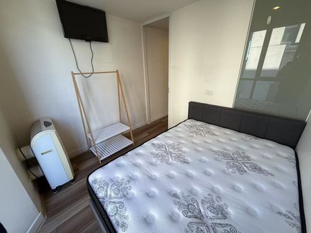 Furnished 1-Bedroom Apartment in Prime North Melbourne Location – Ideal City-Fringe Living - Photo 3