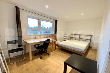 Arranged over two floors with wooden floors - Photo 4