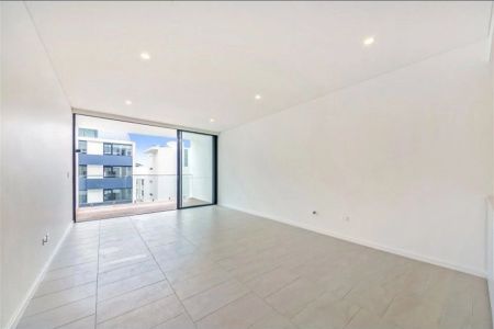 Modern 2-Bedroom Apartment with Parking in the Heart of Camperdown - Photo 4