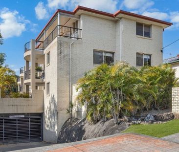 STUNNING RENOVATED UNIT IN THE HEART OF COOLANGATTA - Photo 3