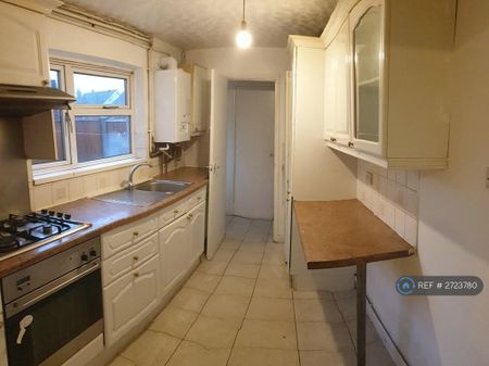 3 bedroom terraced house to rent - Photo 3