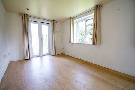 Large 1 Bedroom Apartment - Photo 3