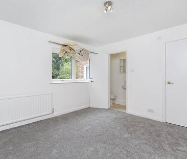 2 bedroom 2 bathroom maisonette with garden located close to Highgate station - Photo 3