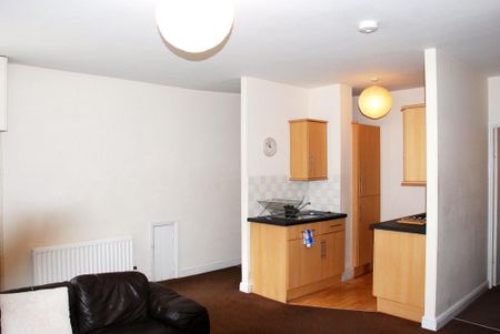 3 bedroom flat to rent - Photo 2