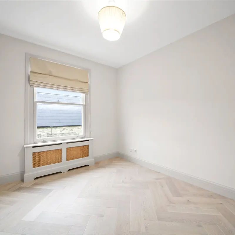 2 bedroom flat in Battersea - Photo 1