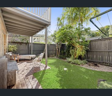 SPACIOUS AND BEAUTIFULLY PRESENTED TOWNHOME - Photo 6