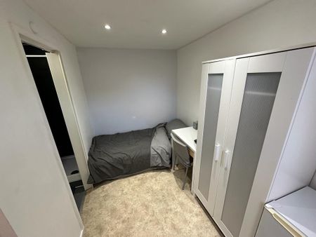 Studio Flat, Bennett Road, E13 - Photo 3